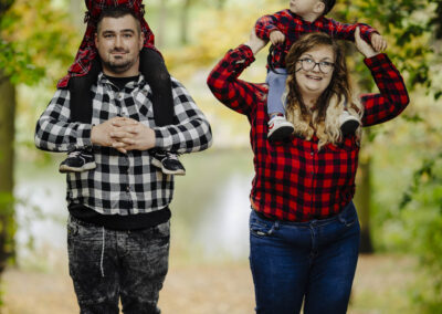 Marysia i Maksymilian z rodzicami w jesiennej sesji plenerowej