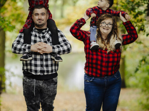 Marysia i Maksymilian z rodzicami w jesiennej sesji plenerowej