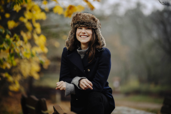 Naturalny portret roześmianej Anny w toruńskim parku, w stylu beauty