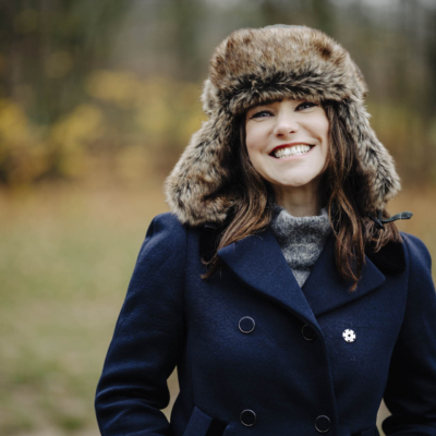 Naturalny portret roześmianej Anny w toruńskim parku, w stylu beauty