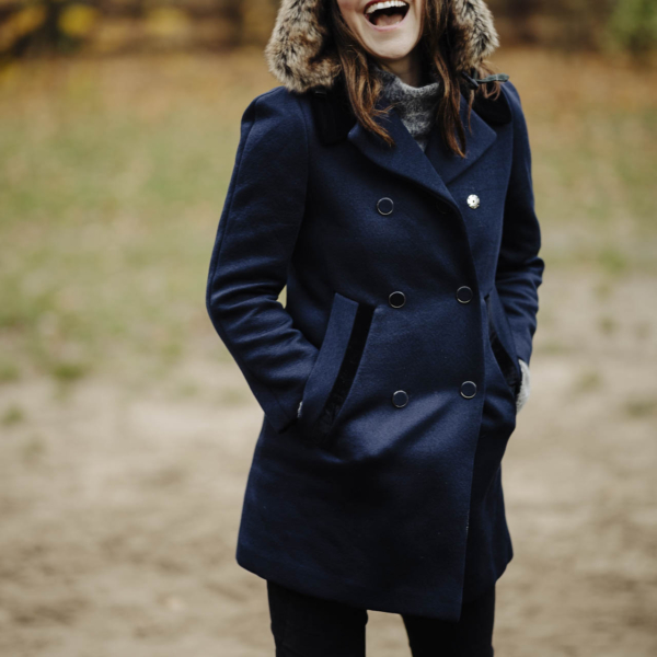 Naturalny portret roześmianej Anny w toruńskim parku, w stylu beauty