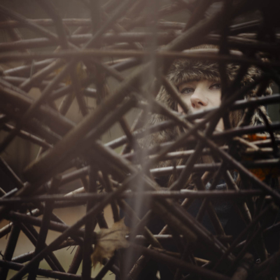 Anna wyglądająca zza artystycznej instalacji w toruńskiej Barbarce