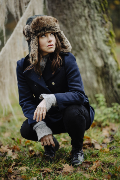 Naturalny portret Anny w toruńskim parku, w stylu beauty